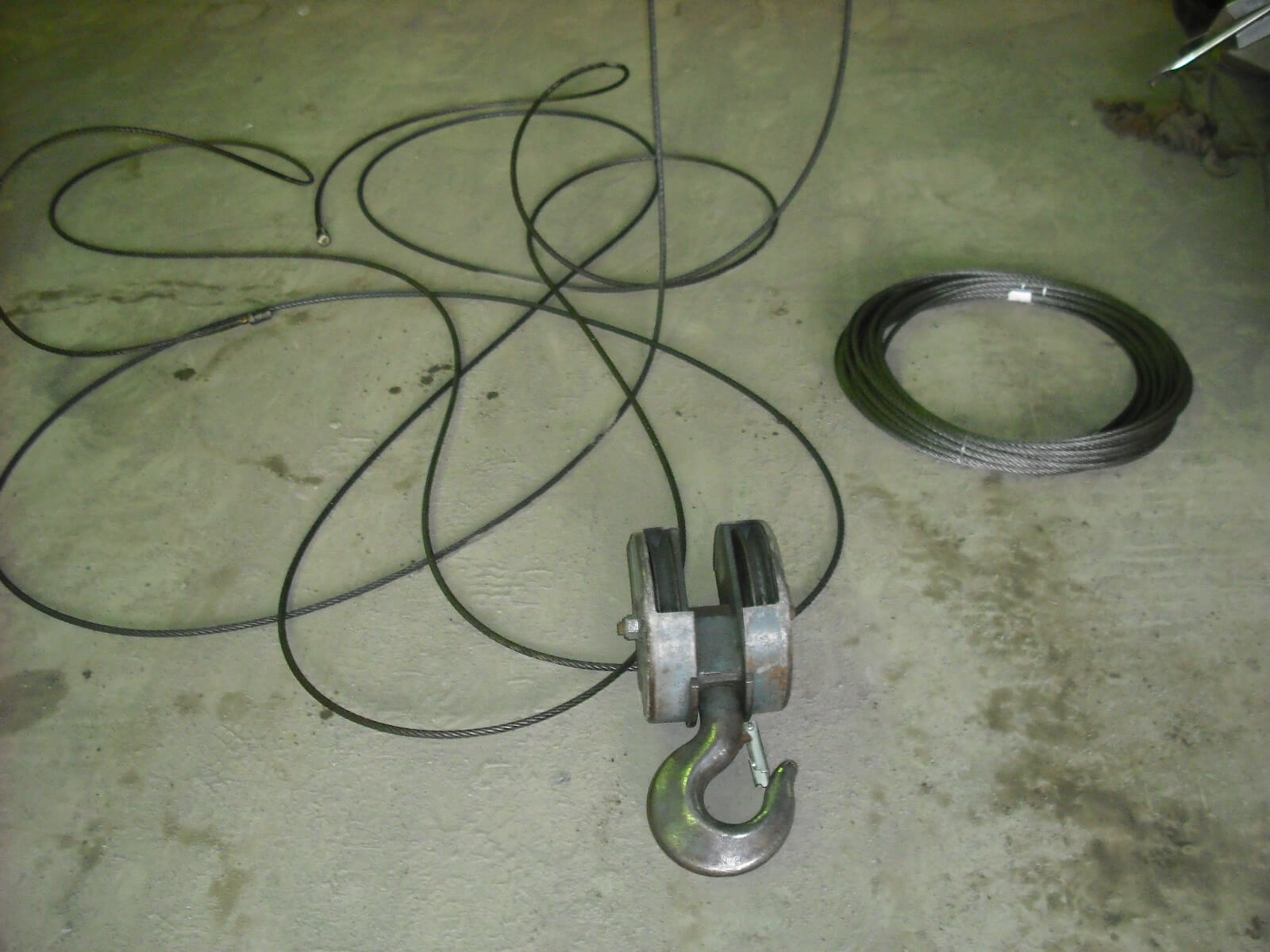 天井クレーンの巻き上げ機 ワイヤー交換